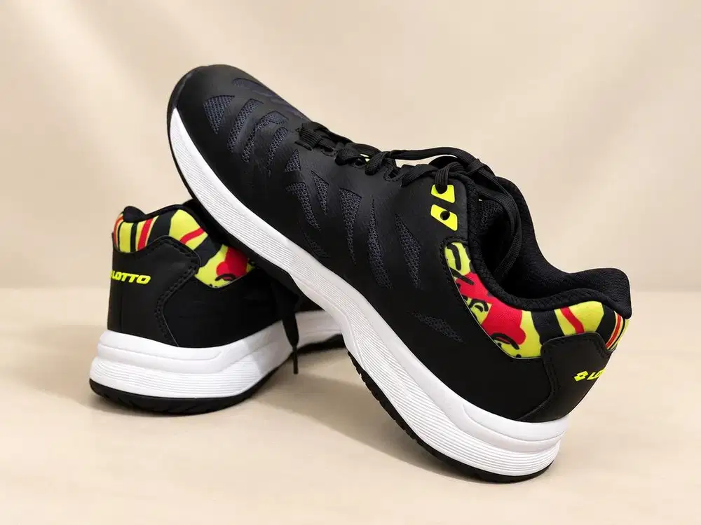 Sepatu tennis bekas