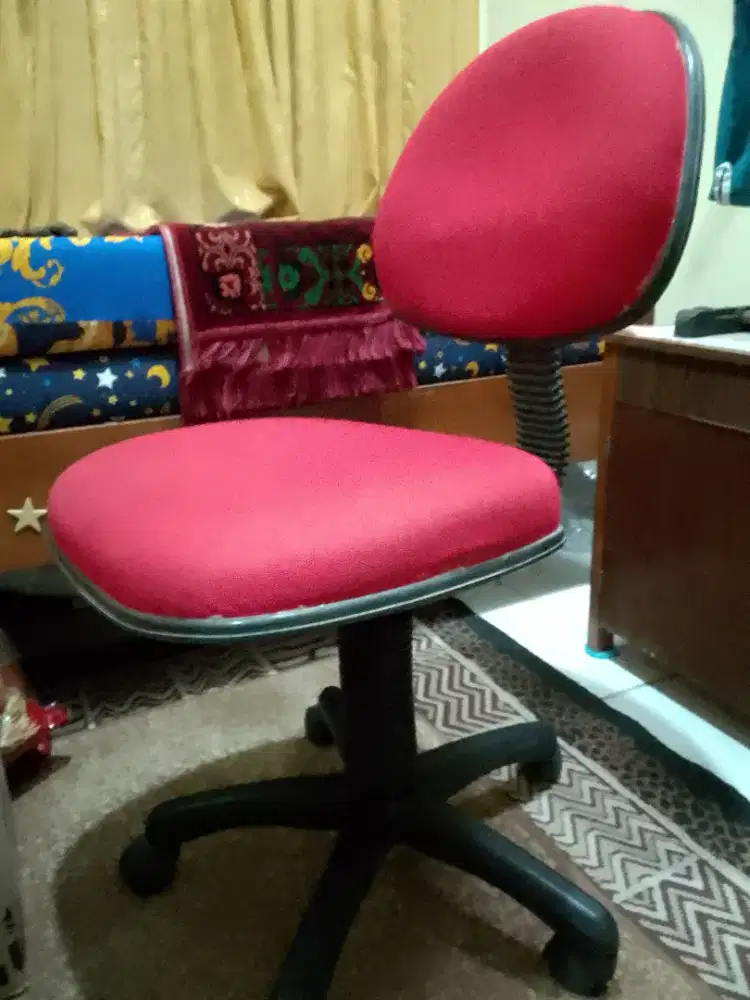 Kursi putar non hidrolik