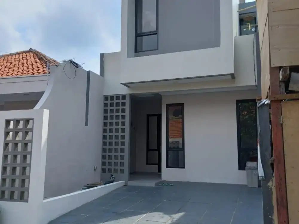 DIJUAL RUMAH BARU DESAIN MODERN 2 LANTAI SIAP HUNI DENGAN TAMAN BELAKANG DI KAYU PUTIH JAKARTA TIMUR