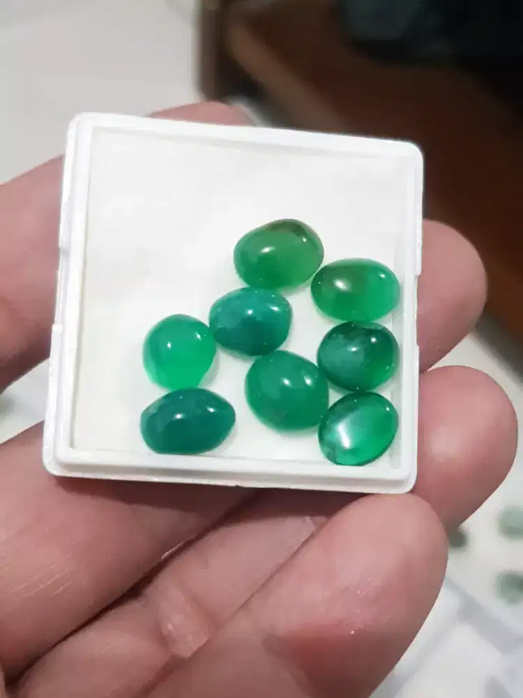Batu giok kecil dan besar