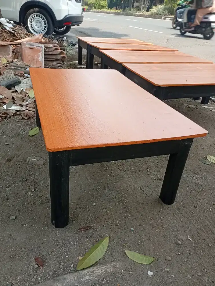 Meja lesehan anak