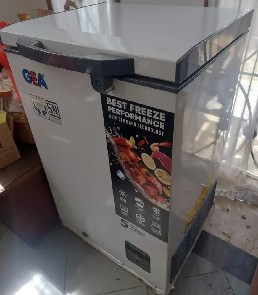 GEA Freezer, pemakaian 6 bulan. Kondisi masih bagus dan bersih.