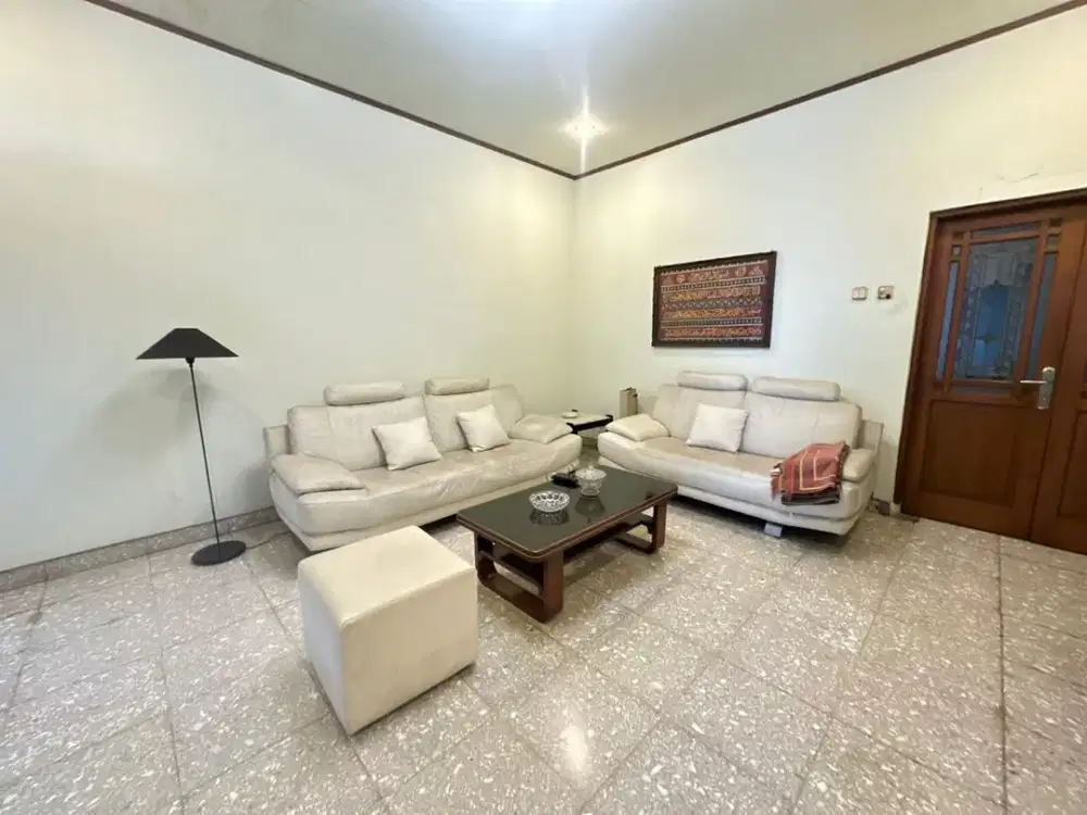 Dijual Rumah Asri Strategis di Kawasan Jalan Riau Taman Pramuka Bandung
