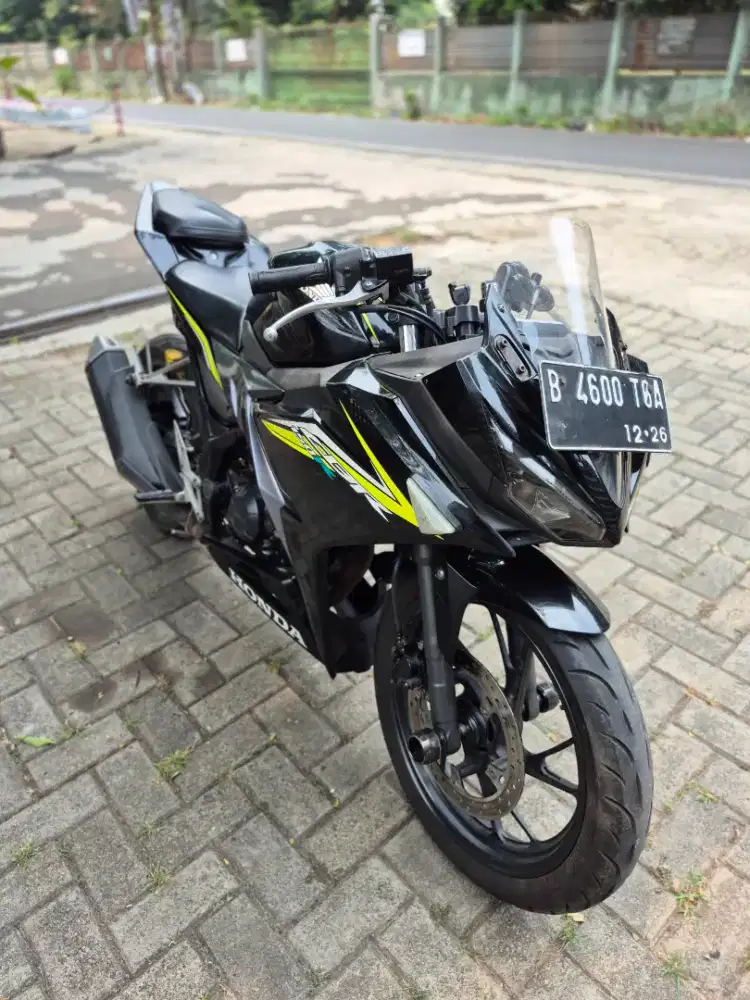 Dijual Honda CBR 150R Facelift tahun 2016 surat lengkap