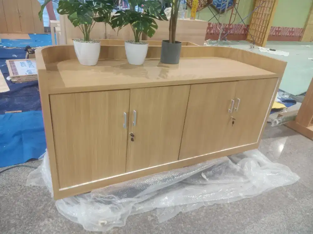 Meja kantor/resepsionis