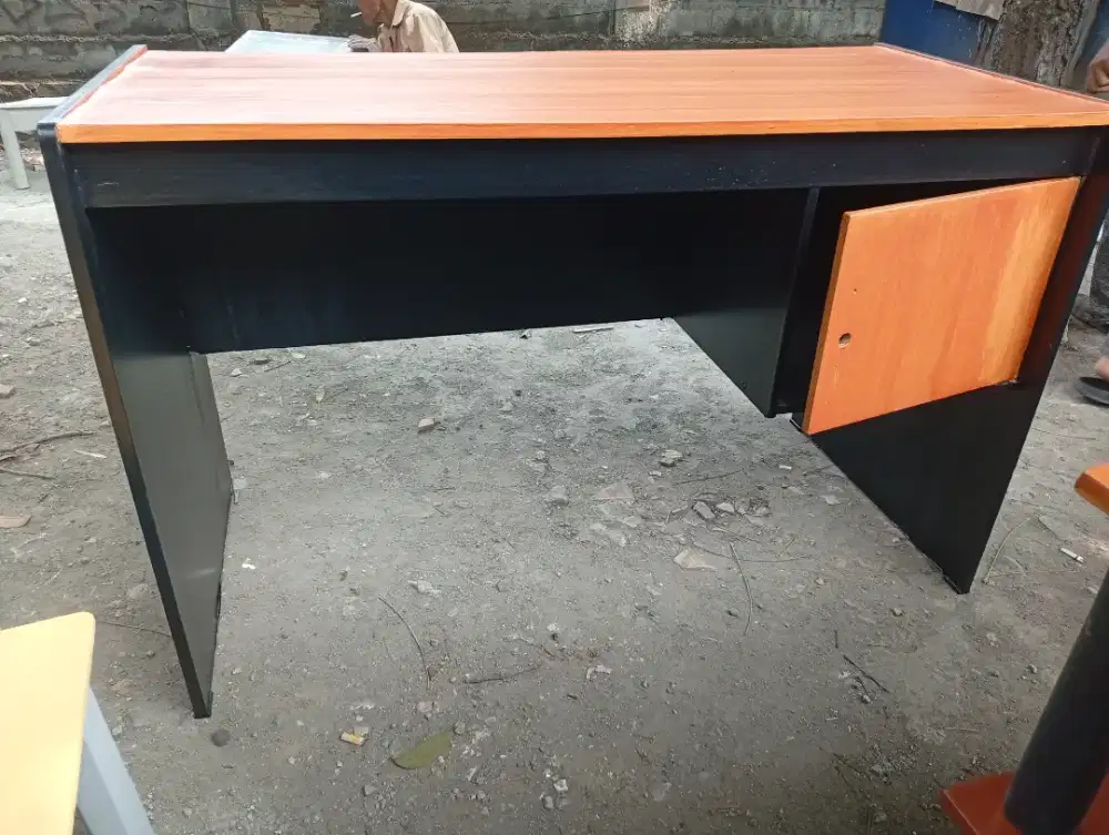 Meja kantoran simpel