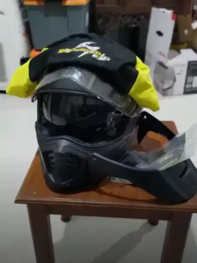 Helm full face made italy merk scorpio