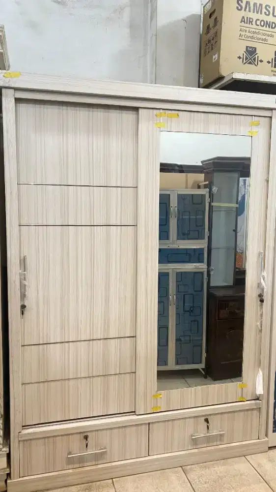 Lemari baru dengan banyak tipeer