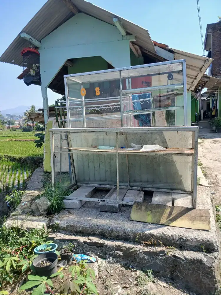 Etalase buat berjualan