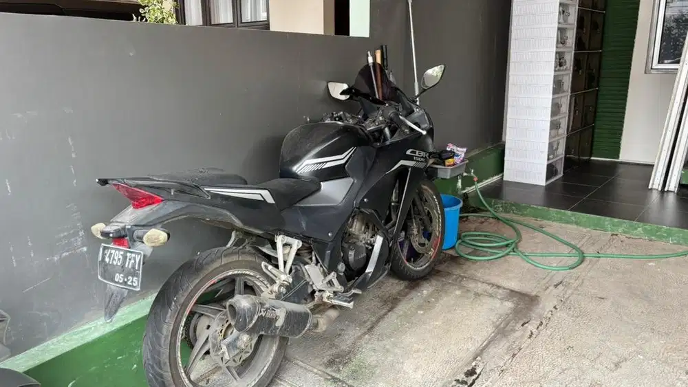 Honda CBR 150R!! Jual Cepat!!!
