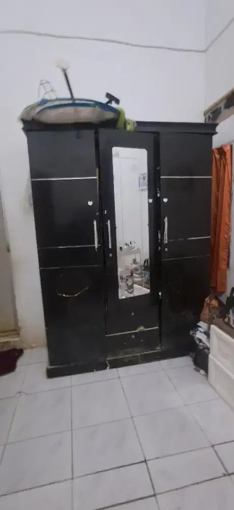 Dijual lemari pakaian 3 pintu dan lemari piring