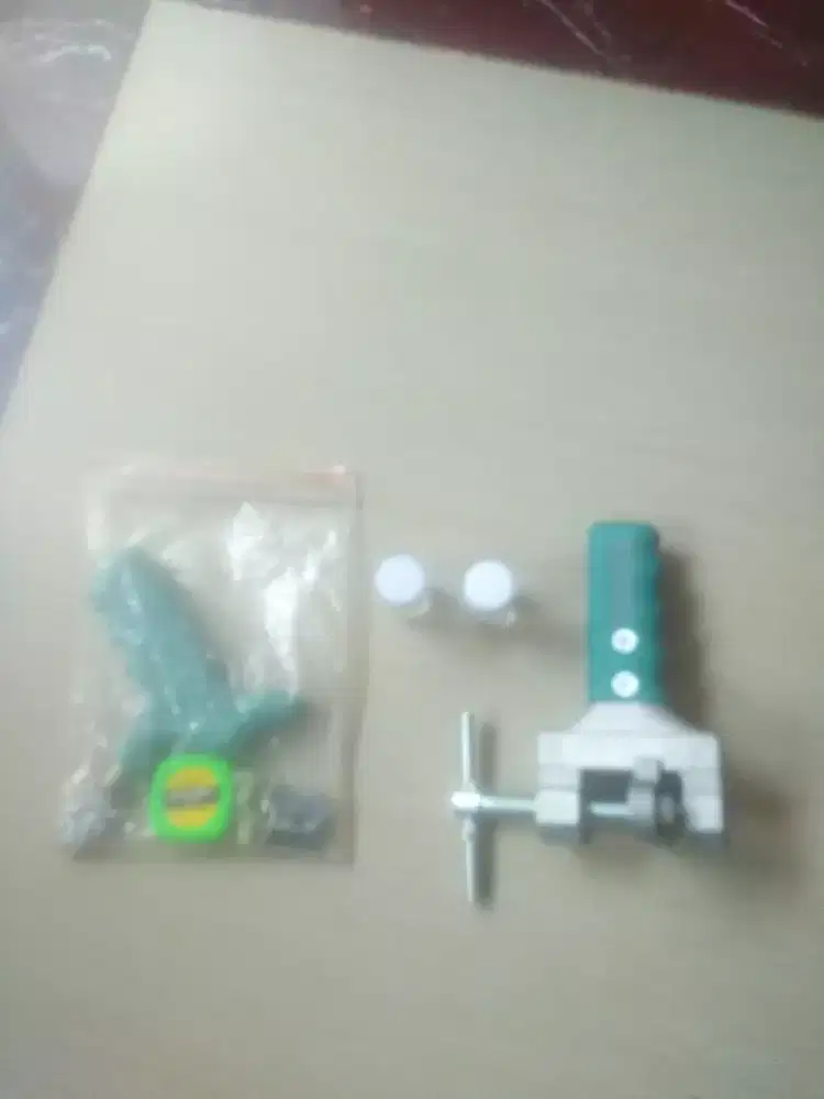 Pemotong keramik dan kaca