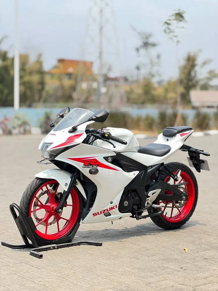 SUZUKI GSX R150 NON KEYLESS PUTIH 2018 KM LOW PAJAK PANJANG LIKE NEW