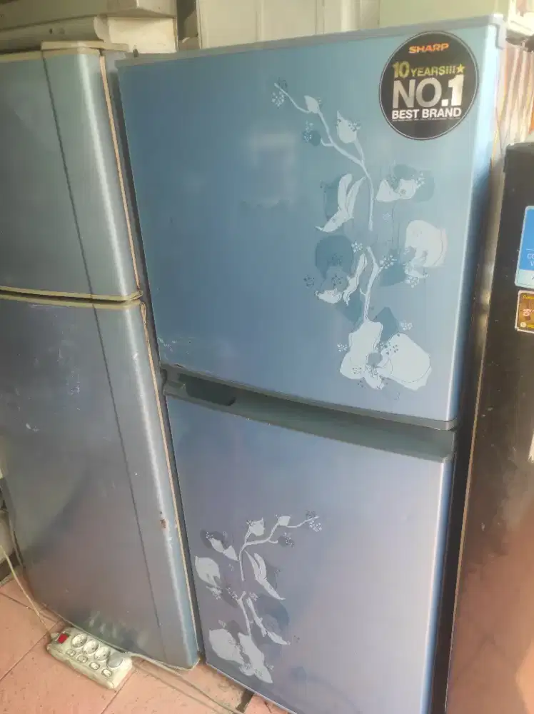 Kulkas 2 pintu merk Sharp  beku dan dingin normal
