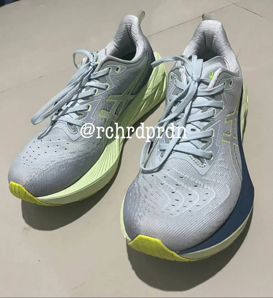 Sepatu Running Asics Novablast 4