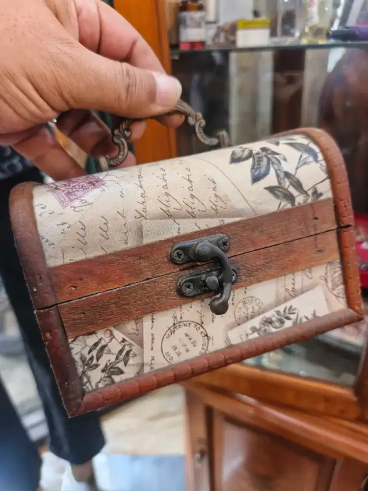 Kotak perhiasan lama vintage