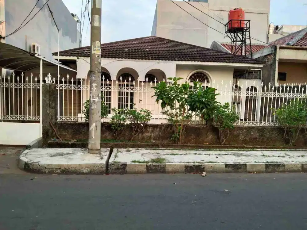 Dijual rumah tua hitung tanah di Sunter Mas Barat, hadap Timur