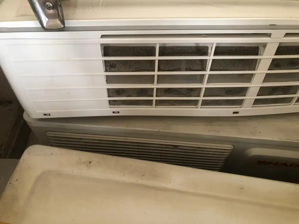 SHARP AC Dinding 1/2 PK : 2 unit lengkap dengan mesinnya dijual 2 unit