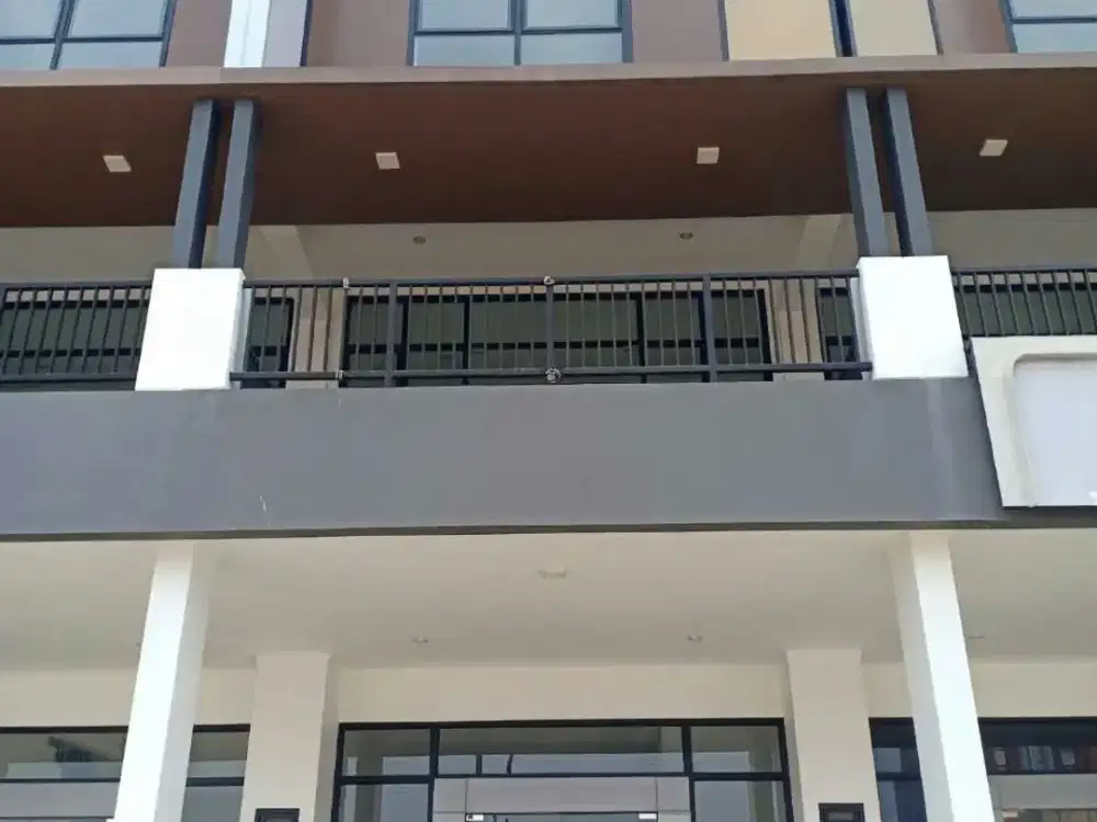 Ruko 3 Lantai + Rooftop Harga Sewa 110Juta Pert Tahun di Summarecon Crown Gading