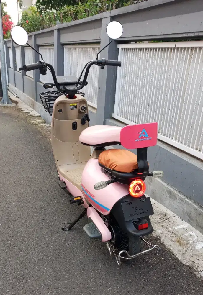 Sepeda listrik pink
