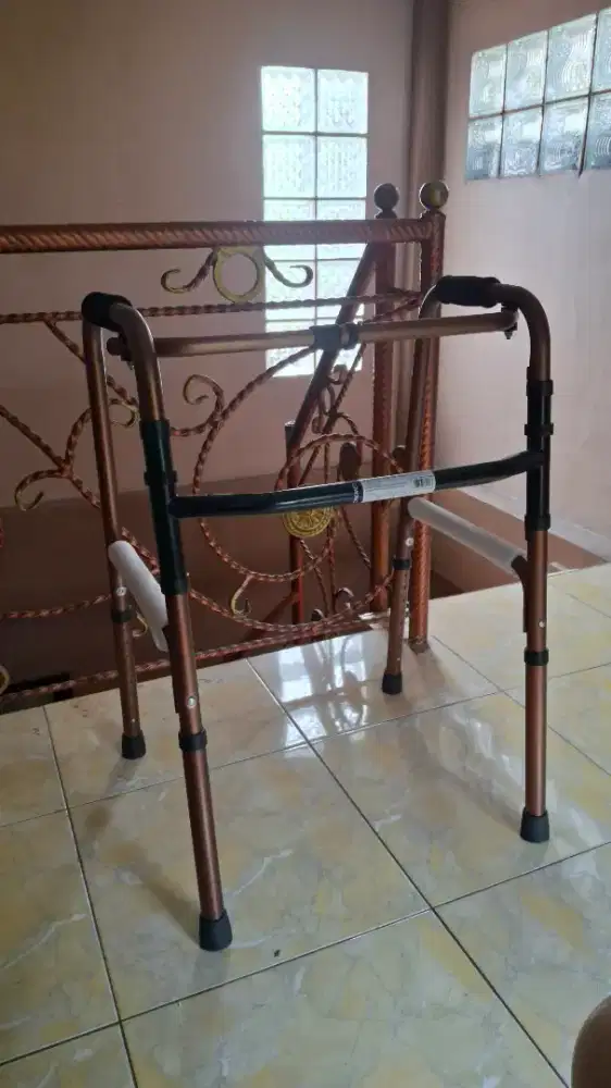 Alat Bantu Jalan (OneMed Walker Gold FS919L