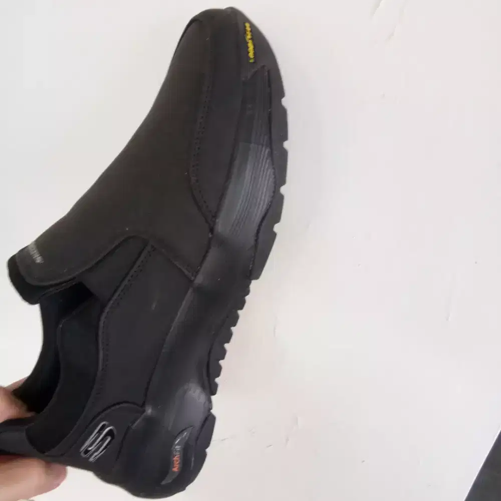 SEPATU SKECHERS 43