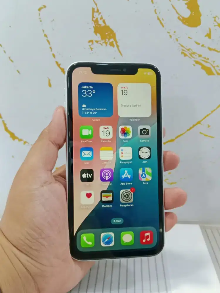 iPhone XR 64gb wifi only white Fulset. Hb 79%an face id trutone on