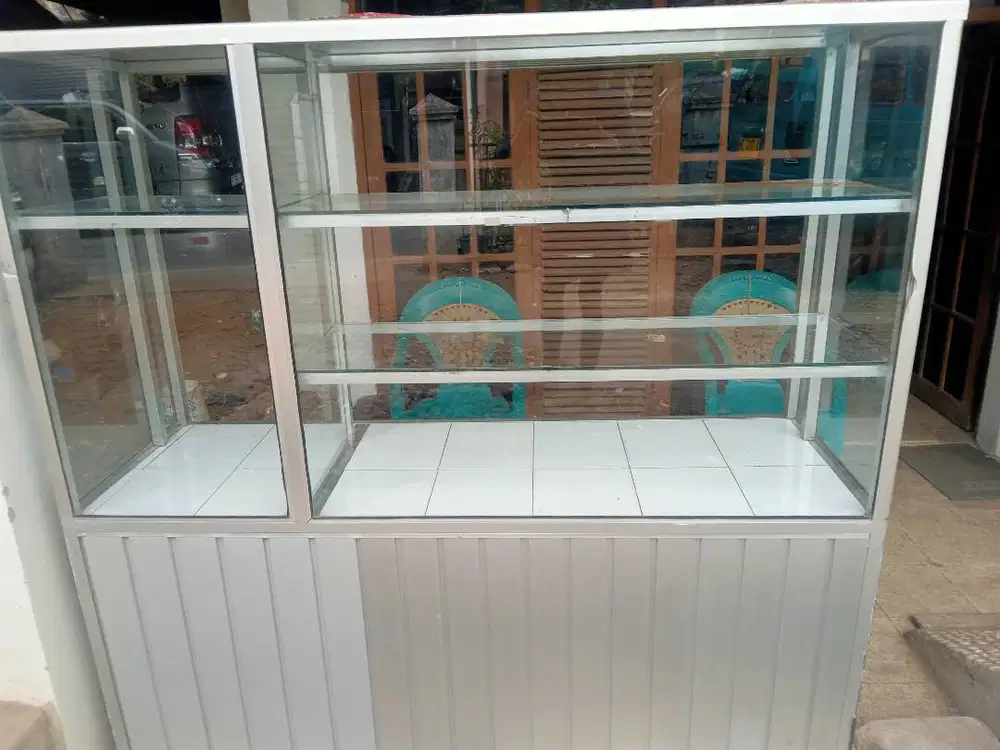 Etalase tempat makan bekas
