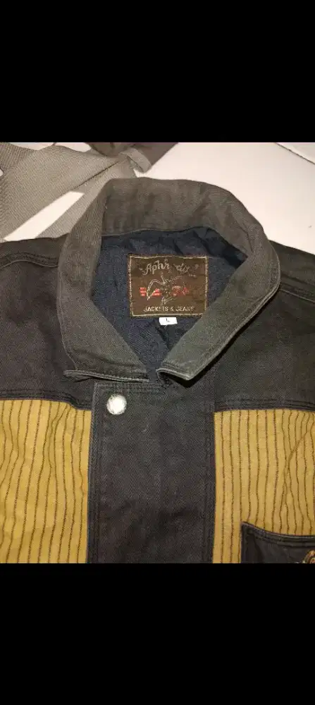 Dijual Borongan 3 jaket masih layak pakai.