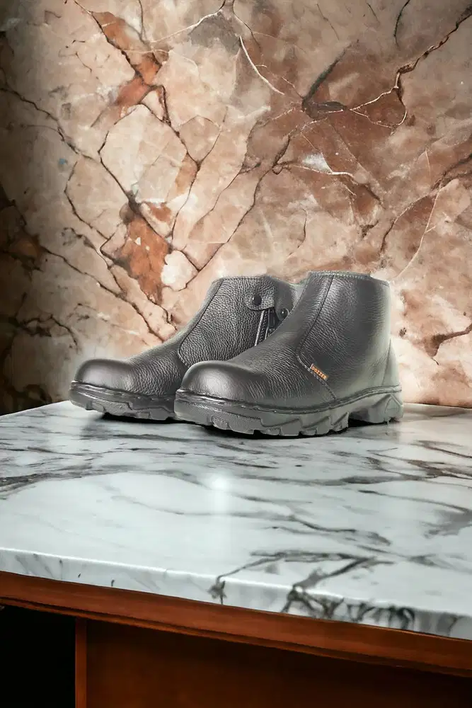 Prioritas Sepatu safety boots pendek Batam