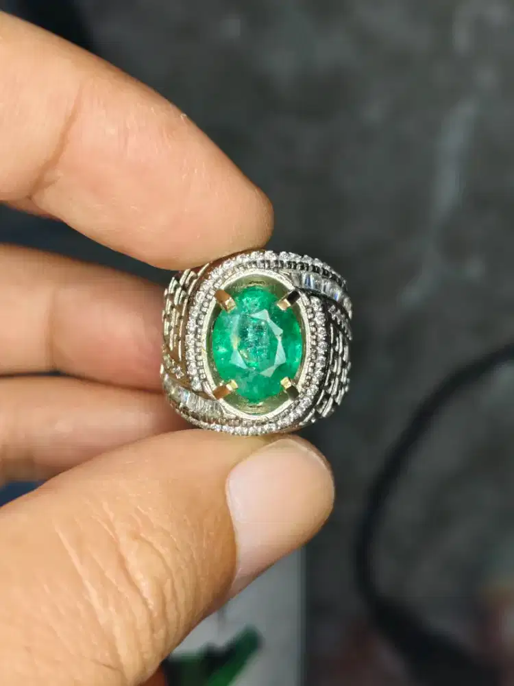 Natural Zamrud Colombia 3.58crt Hijaunya Luster Menyala Sesuai Memo