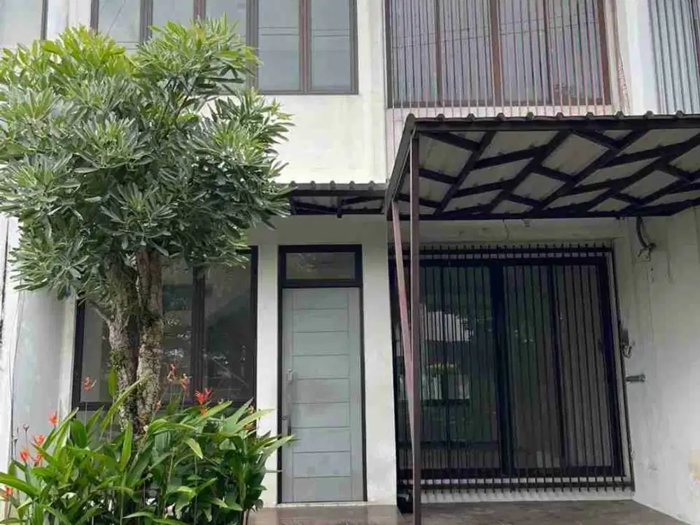 RUMAH CANTIK 2 LANTAI LOKASI STRATEGIS