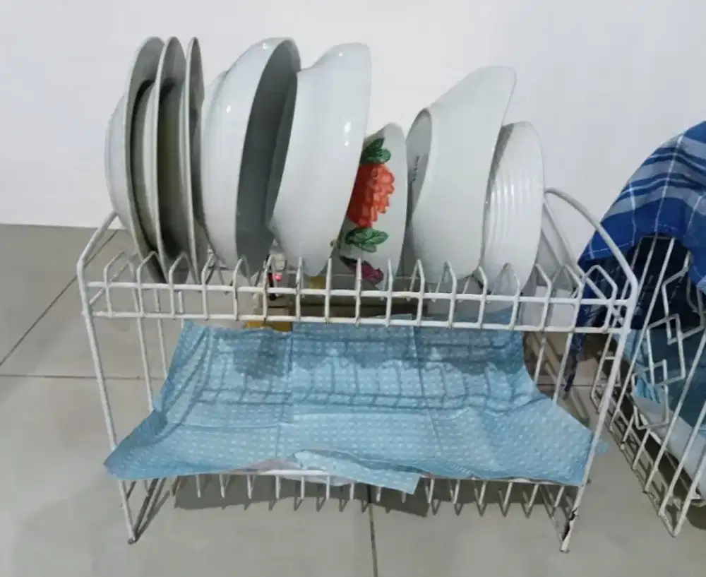 Rak piring beserta piring