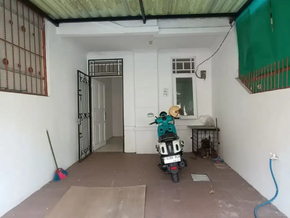 Dijual rumah 2 lantai di taman palem lestari