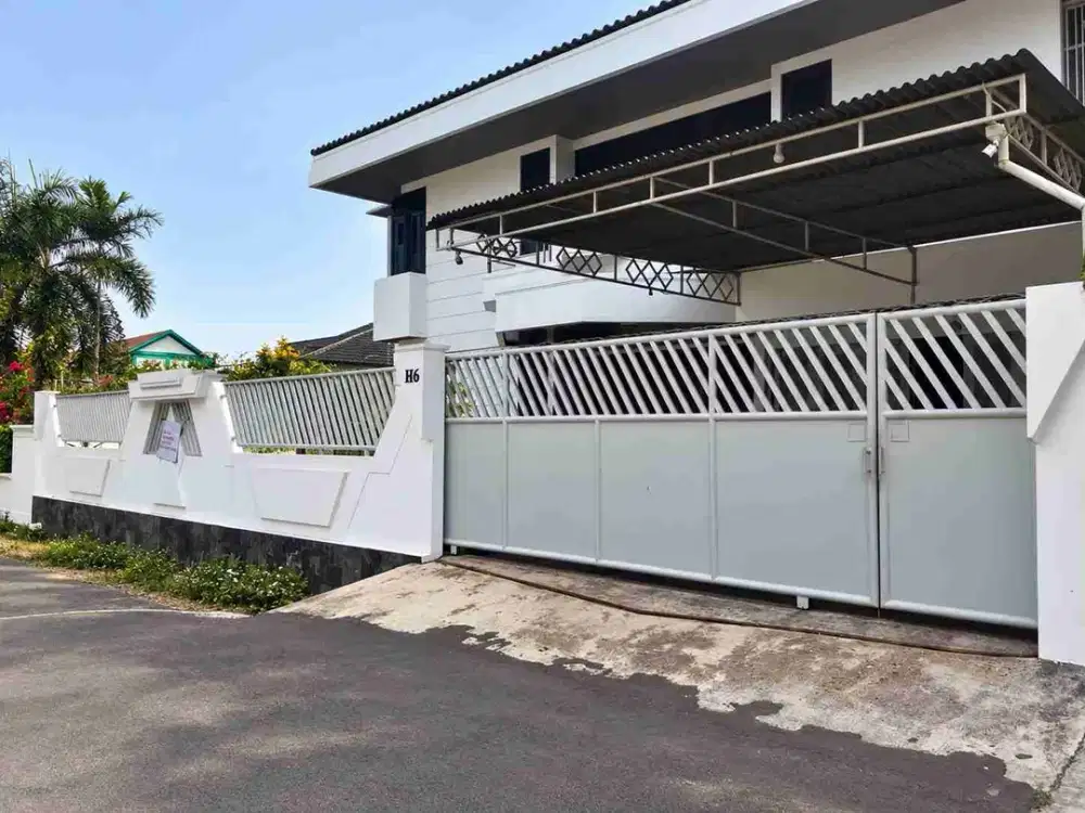 RUMAH AREA BISNIS STRATEGIS S. PARMAN, KOMPLEKS BRI JAKARTA BARAT BANGUNAN 2 LANTAI LAYAK DIHUNI