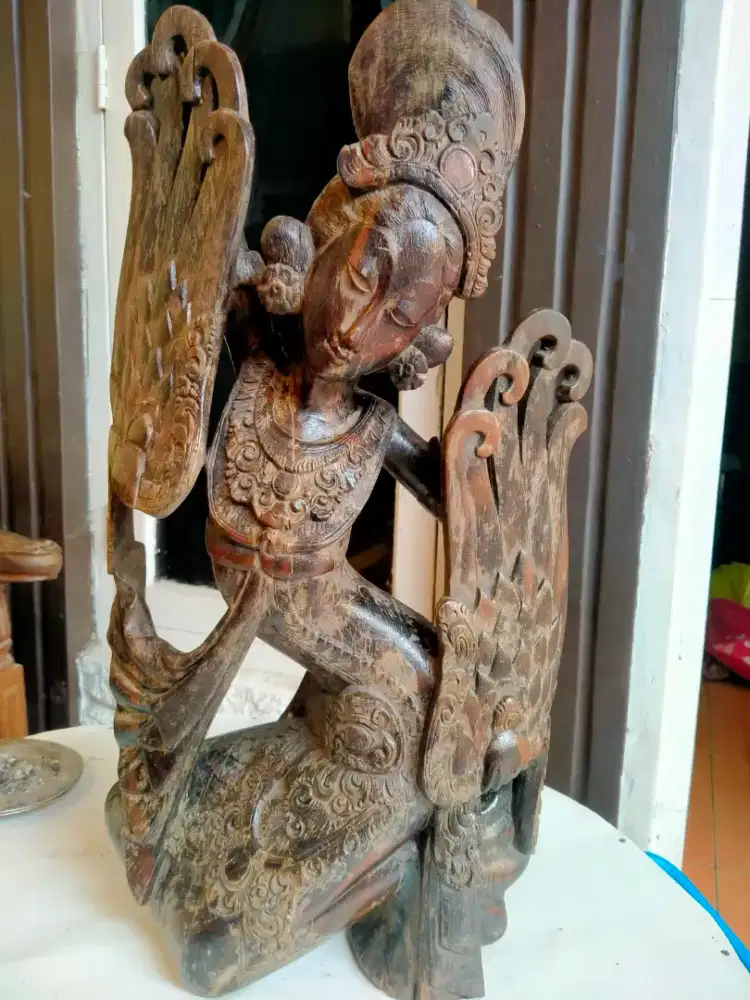 Koleksi patung kayu penari wanita bali
