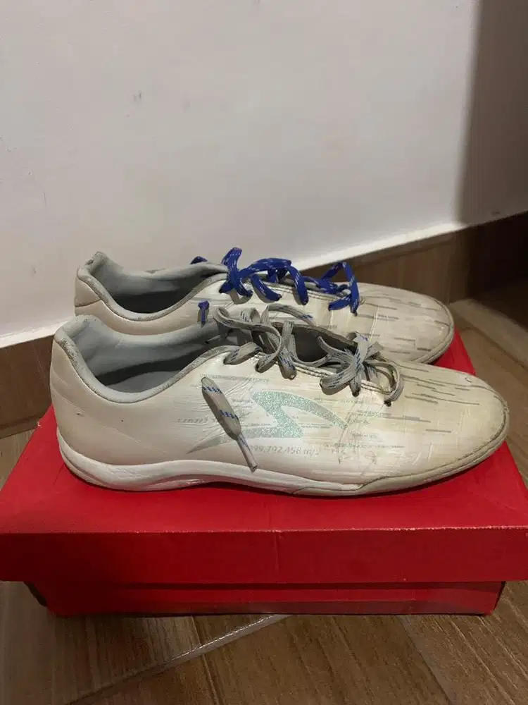 Specs Lightspeed Reborn White Size 40 Sepatu Futsal Bekas