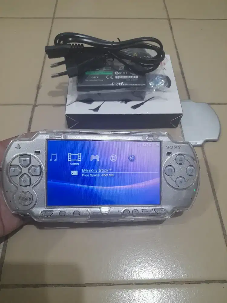Psp slim seri 2000 Warna Silver Cantik Memory game 8gb Plus Soft case