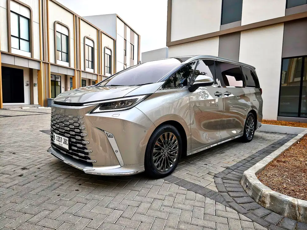 LEXUS LM350H LUXURY 7SEATER HYBRID CAR