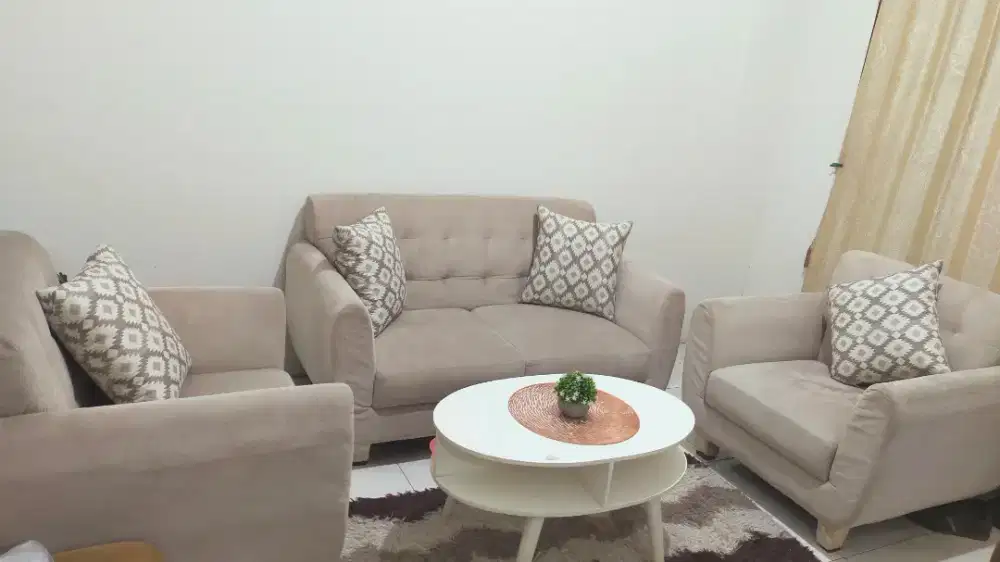 1 set sofa + meja + bantal + karpet