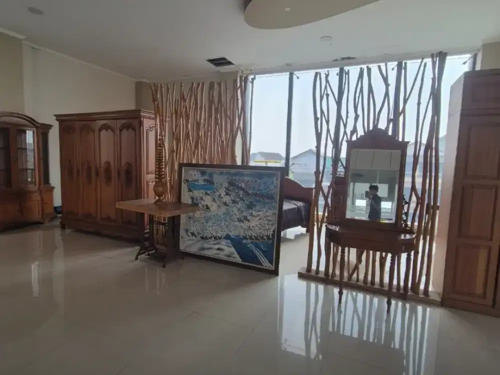 GEDUNG UNTUK KANTOR DAN BANK SEMI FURNISH