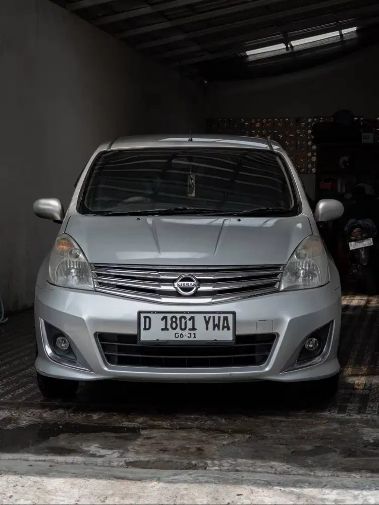 Nissan Grand Livina XV at 2013 silver