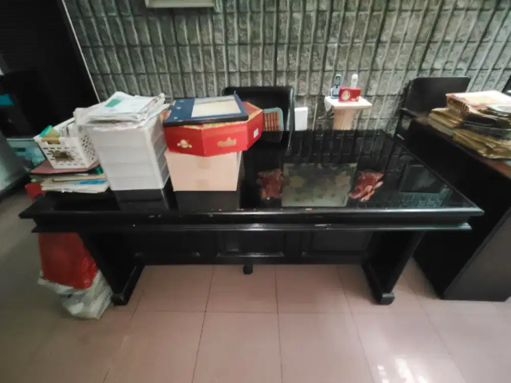 Meja kerja dan kursi direksi