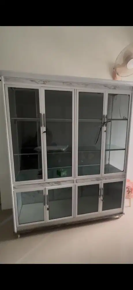 LEMARI HIAS 4 PINTU KACA