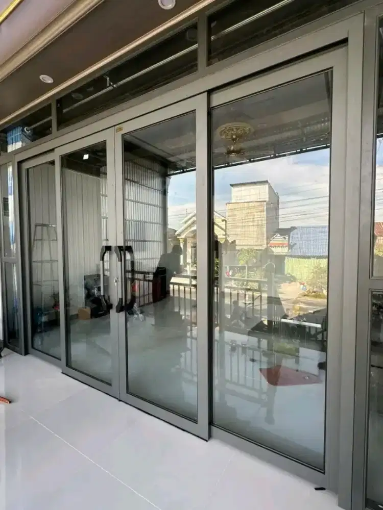 PINTU KACA DAN KUSEN AKUMINIUM