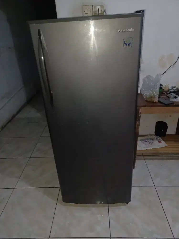 Kulkas prezer merk panasonic