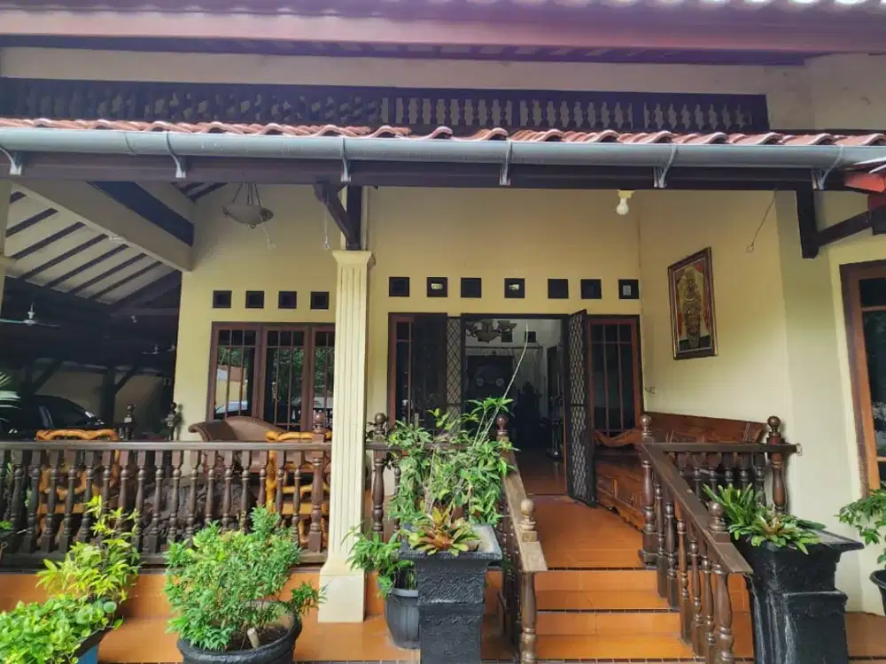 Rumah Mewah Fully Furnished Kayu Ulin di dekat Mall Pondok Gede Bekasi (Tidak Banjir)