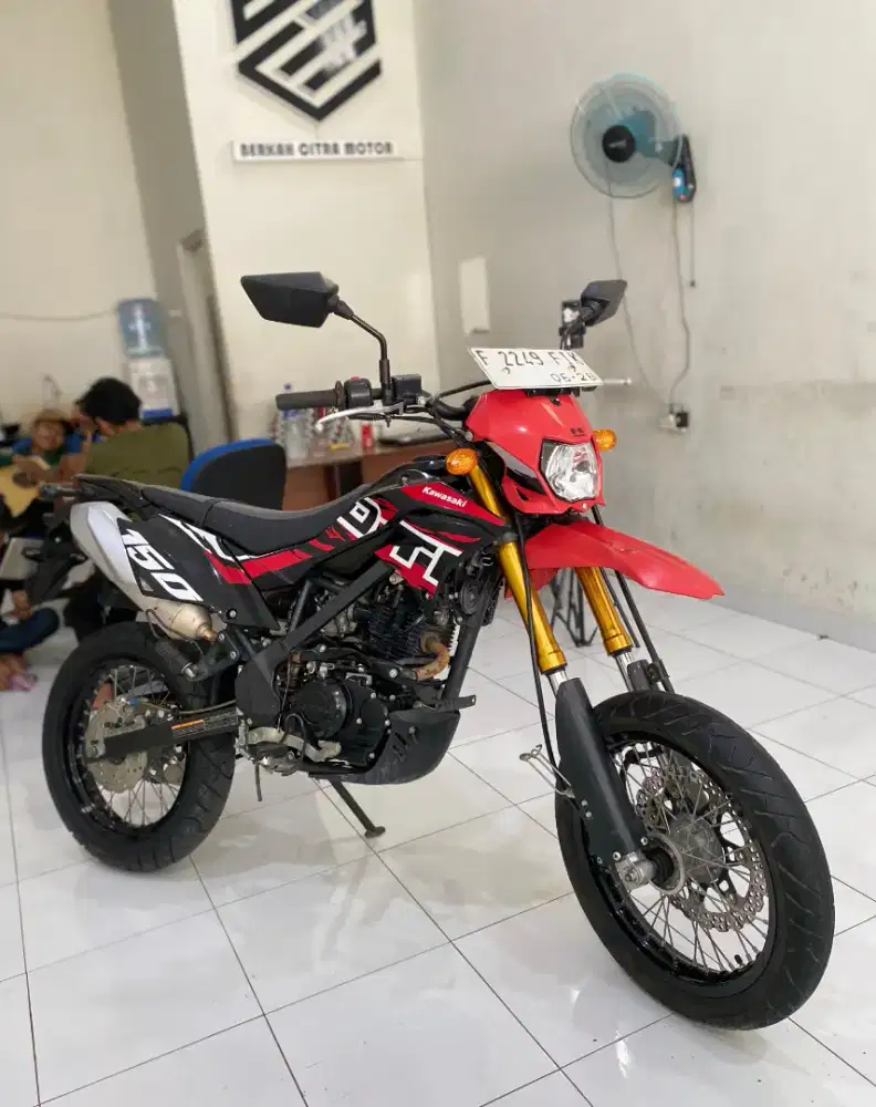 D.tracker 150 SE cash dan kredit/TT