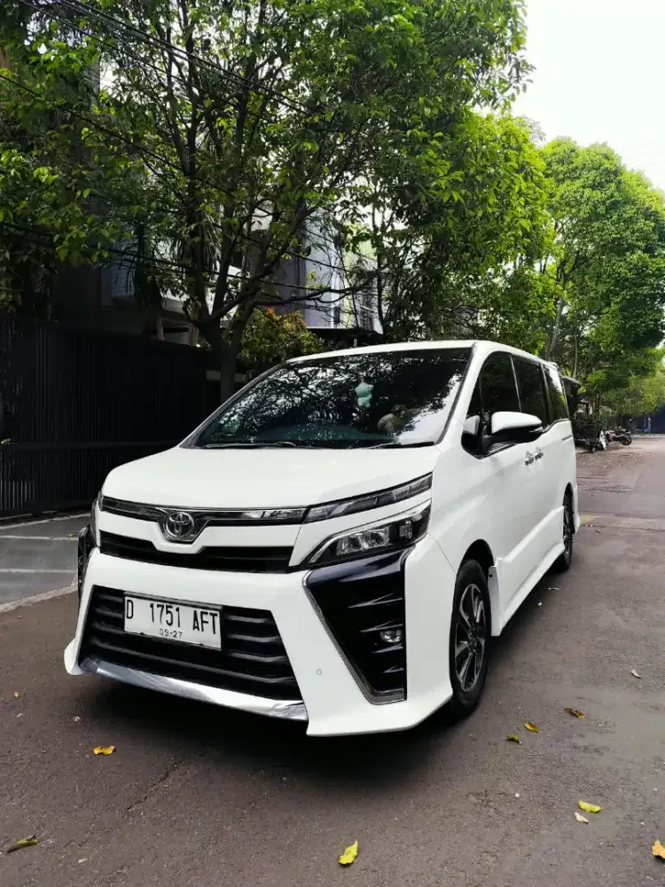 Dijual Toyota Voxy Gen 3 Facelift 2017