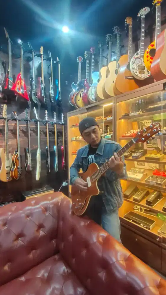Musisi gitar akustik